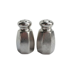 Vente en gros de salières et poivrières vintage plaquées argent, mini pots à épices en métal martelé pour la cuisine, la table et la décoration intérieure - Product Image 1