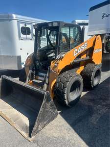 Chargeuse compacte haute performance SR240B, moteur diesel, boîte de vitesses sur roues, pompe hydraulique, roulement, attache rapide - Product Image 2