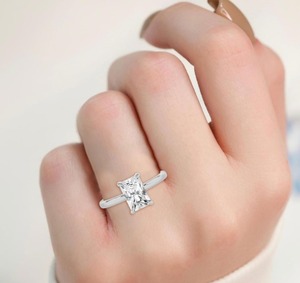 Bague de fiançailles de luxe classique en or rose 10K avec diamant de laboratoire taille radiant et taille rond de 2,08 carats et halo caché - Product Image 5