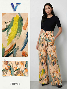 Tela Vietnamita Estampada Floral de Satén/Latin, Modelo 8027, 60GSM, Ligera, Transpirable, 100% Poliéster para Prendas de Mujer y Hombre - Product Image 2