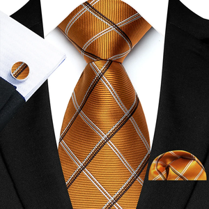 Conjunto de corbata de seda para hombre con estampado a cuadros naranja, gemelos y pañuelo de bolsillo, estilo clásico para uso empresarial. - Product Image 1