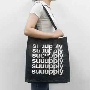 ถุงช้อปปิ้งลายตัวอักษรแบบพับได้ ผลิตจากวัสดุ PP ไม่ถักทอเคลือบผิว เป็นมิตรต่อสิ่งแวดล้อม ย่อยสลายได้ ใช้ซ้ำได้ สำหรับขายส่ง ผลิตในเวียดนาม รับผลิตแบบ OEM สำหรับใส่ของขวัญ - Product Image 2