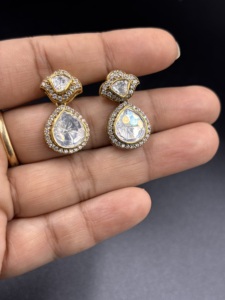 Boucles d'oreilles clous rondes plaquées or 18 carats pour femmes, design goutte d'eau serti clos, pour occasions de mariage, par Amaira Jewels - Product Image 6
