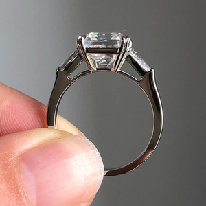 Bague de fiançailles en or blanc 10K pour femme, sertie d'un moissanite taille Asscher et de pierres baguette taille affûtée sur les côtés, à double griffe - Product Image 2