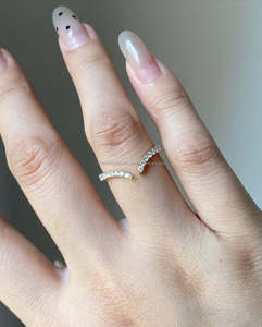 Anillo de Compromiso Abierto con Moissanita, Corte de Banda de Eternidad, Forma de V, Apilable, en Plata de Ley 925 con Engaste Pavé - Product Image 1