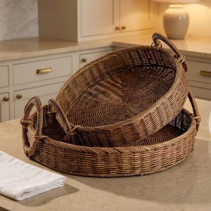 Ensemble de plateaux ronds en rotin polyvalents avec poignées, paniers de service faits à la main pour le petit-déjeuner et la décoration intérieure - Product Image 1