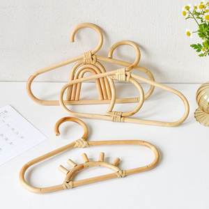 Percha de ropa personalizable para niños, percha natural para ropa de niños, tendedero de ropa de lavandería - Product Image 5