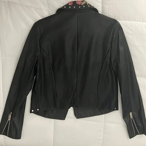 Chaqueta de Moto para Mujer, de Piel de Oveja y PU, de Secado Rápido, con Bordado Floral de Rosas, Cuello Alto, Cierre de Cremallera, Manga Larga, Estilo Invernal - Product Image 2