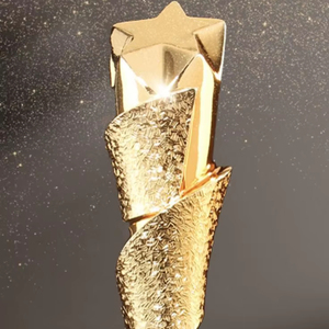 Premio contemporáneo de estrella dorada texturizada por excelencia. Disponible a precios de mayorista. - Product Image 1