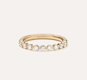 Bague de mariage de luxe en moissanite 2,5 mm coupe demi-éternité, en argent sterling 925 plaqué or, élégante et empilable, pour mariée ou anniversaire - Product Image 1