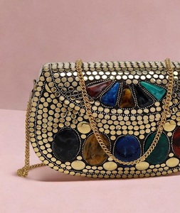 Pochette de mariée artisanale avec pierres Kundan et poignée en perles, sac à main ethnique de créateur pour mariage - Product Image 6