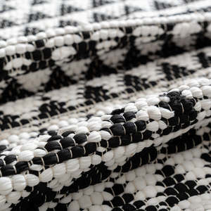 Tapis en coton Chindi fait main noir et blanc, tissé géométrique, style scandinave, avec franges à pompons et envers en latex pour salon - Product Image 2