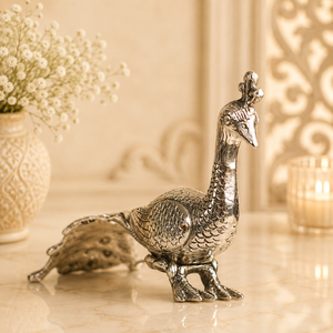 Sculpture d'oiseau en métal artisanale, motif paon, argentée et polie, pour décoration de table - Product Image 1