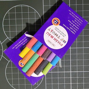 Craie d'art colorée sans poussière de haute qualité Duc Thanh, non toxique, pour tableau noir et dessin sur trottoir, en vrac - Product Image 5