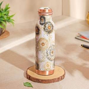 Termo Metálico de Diseño Floral Moderno con Tapa, Botella de Agua Portátil para Viaje, Patrón de Hojas Verdes y Doradas, Detalles en Cobre - Product Image 3