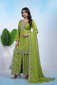 Haut en soie chinon avec broderie à motif micro-codé intégré, associé à un pantalon palazzo ample et à une dupatta en soie chinon brodée. - Product Image 3