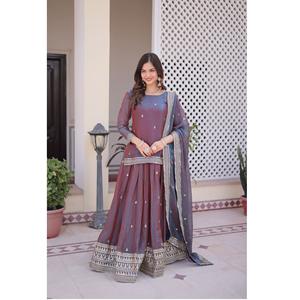 Lehenga Choli de red de diseño artesanal con conjunto de top, lehenga y dupatta para bodas, con bordado y lentejuelas, a precio mayorista. - Product Image 1