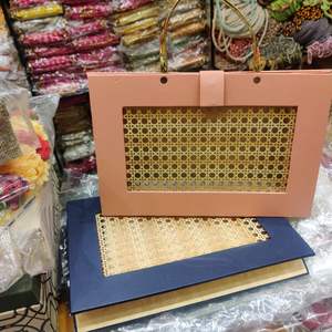 Bolsa de Regalo de Lujo Tejida a Mano en Verde Salvia con Detalles Dorados, Ideal para Regalos de Boda o Aniversario, OEM 2026, Venta al Por Mayor - Product Image 2