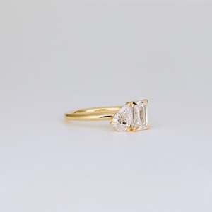 Bague de fiançailles en or 14 carats avec diamant de laboratoire Toi et Moi 1-4 carats, certifiée IGI, taille poire émeraude, design de luxe unisexe à deux pierres - Product Image 3