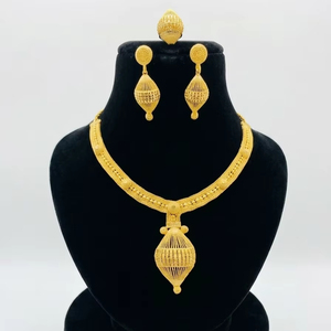 ชุดเครื่องประดับทองคำชุบ 24K ทำมือสำหรับผู้หญิงจาก Naykk Creations ชุด 4 ชิ้น สไตล์มหาราษฏรา สวยสง่างาม เหมาะสำหรับใส่ในชีวิตประจำวัน งานหมั้น งานแต่งงาน และงานเลี้ยง - Product Image 1