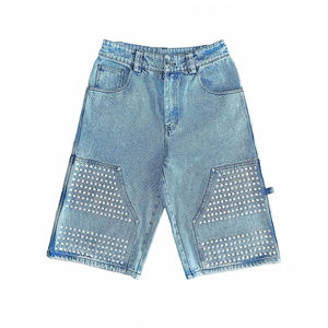 Shorts Bermuda en jean bleu clair pour homme avec rivets décoratifs, taille mi-haute, fermeture boutonnée, style décontracté, strass et broderies personnalisés - Product Image 1