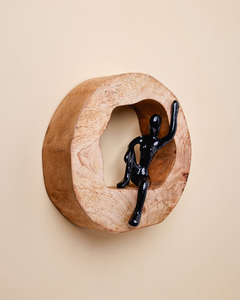 Sculpture murale artisanale en bois de manguier avec figurine abstraite d'homme grimpant, décoration artistique rustique moderne pour la maison - Product Image 2