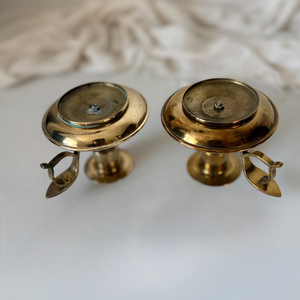 Paire de chandeliers vintage en laiton poli, style Mid-Century, avec poignée, pour bougies coniques, ensemble de chandeliers portatifs - Product Image 4