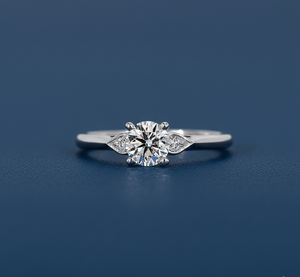 Anillo de Compromiso con Diamante Cultivado en Laboratorio de 0.53CT, Tres Piedras, VVS2, Certificado IGI, Oro Blanco de 14K, Bañado en Rodio, Anillo de Boda, Venta al Por Mayor - Product Image 1