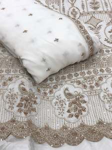 Tela de Seda Bordada con Cuentas de Alta Calidad para Lehenga Choli o Sarees y Dupattas o para Uso Festivo en Venta - Product Image 1