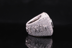 Bague de fiançailles de luxe en argent plaqué avec moissanite audacieuse Ice Crown, DEF 0,5 carat et sertissage à griffes - Product Image 4