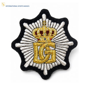 Écussons de blason familial brodés sur mesure, broderie fine à fil doré de qualité supérieure, design de blason décoratif, patch en tissu de qualité - Product Image 1