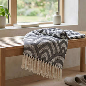 Plaid Chevron en coton recyclé vert sauge pour canapé et fauteuil, avec tissage texturé et franges décoratives pour un décor naturel - Product Image 4