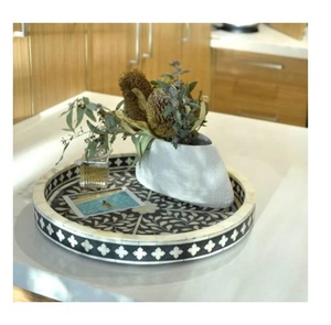 Bandeja para servir con incrustaciones de hueso hechas a mano del fabricante con patrón floral blanco Uso para decoración de mesa y servicio de catering de hotel - Product Image 1