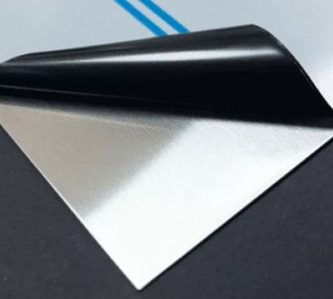 Film en rouleau souple noir et blanc en PE avec logo personnalisé imprimé pour la protection des appareils électroniques et des surfaces en acier inoxydable/métal - Product Image 3