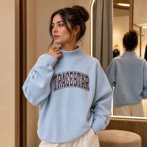 Sweat-shirt à col montant Trackstar bleu poudré avec lettrage universitaire moucheté foncé, bordure blanche, bordure côtelée unie, manches longues, pull-over - Product Image 1