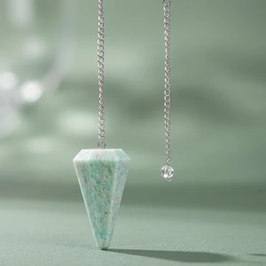Péndulo de Fluorita Azul Pulido en Forma de Diamante con Cadena Plateada, Decoración Feng Shui, Arte Coleccionable, Gema Artesanal - Product Image 2