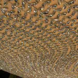 Tela de encaje de malla con pedrería de cristal ovalada grande, lentejuelas plateadas brillantes y bordado de perlas para vestido de pasarela de celebridades - Product Image 1