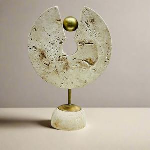 Sculpture abstraite moderne en travertin avec design à découpe circulaire, support en métal doré, décoration de table de luxe pour salon - Product Image 2