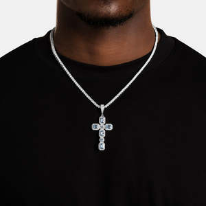 Pendentif croix bleue de luxe |   Charme Croix Religieuse en Or Blanc Sertie de Pierres |   Pendentif de collier hip-hop taille émeraude pour hommes et femmes - Product Image 1