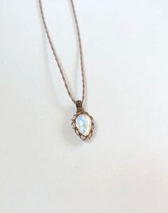 Collier pendentif macramé en pierre de lune arc-en-ciel fait main, cordon marron, pierre de lune naturelle, bijoux bohèmes en cristal de guérison pour femmes - Product Image 4