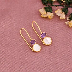 Boucles d'oreilles pendantes en améthyste naturelle et nacre |   Laiton plaqué or - Product Image 2