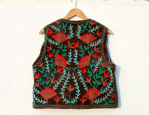 Chaleco vintage de terciopelo Suzani con bordado artesanal, estilo bohemio chic, chaleco para mujer, chaqueta Suzani, regalo para ella. - Product Image 6