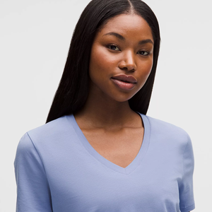 Camiseta de Mujer al por Mayor, Personalizada, 100% Algodón, Cuello en V, Manga Corta, Dobladillo Curvo, Abertura Lateral, Ecológica, Informal - Product Image 3