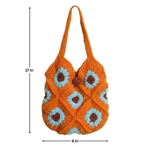 Sac à bandoulière en crochet de qualité supérieure, style bohème, fait main, en forme de pétale d'automne, sac fourre-tout tricoté pour femmes, disponible à la vente - Product Image 3