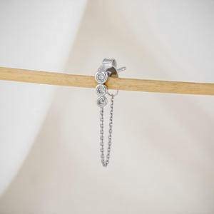 Pendiente de aro tipo huggie con un solo diamante cultivado en laboratorio en oro de 14K, con bisel minimalista, para mujer, joyería elegante para fiesta cristiana - Product Image 5