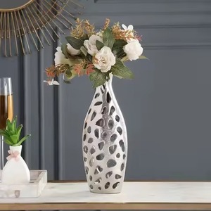 Vase à fleurs décoratif en métal de luxe, vase de table élégant pour la décoration florale du salon - Product Image 6