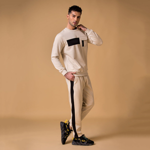 Conjunto de chándal informal para hombre con diseño de patchwork, marca privada, cuello redondo, sudadera con capucha, pantalones jogger, ropa informal de invierno. - Product Image 1
