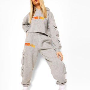 Nouvel article : Ensemble jogging 2 pièces gris en polaire pour femme, coupe ample, décontracté, toutes saisons, avec sweat-shirt à imprimé lettres et poches cargo - Product Image 4