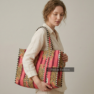 กระเป๋าผ้าฝ้ายพิมพ์ลายเสือแบบควิลท์ทำมือจากเมืองชัยปุระ ขายส่ง เป็นมิตรกับสิ่งแวดล้อม ขนาดใหญ่ ใช้ซ้ำได้ เหมาะสำหรับสะพายไหล่หรือใส่ของช้อปปิ้ง - Product Image 3