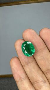Jai Narayan Gems Émeraude naturelle zambienne de 6,74 carats, taille ovale, pierre précieuse non montée, couleur vert vif avec jeu de couleurs/effet de feu, 11,60x14,60mm, pour la joaillerie de luxe - Product Image 2
